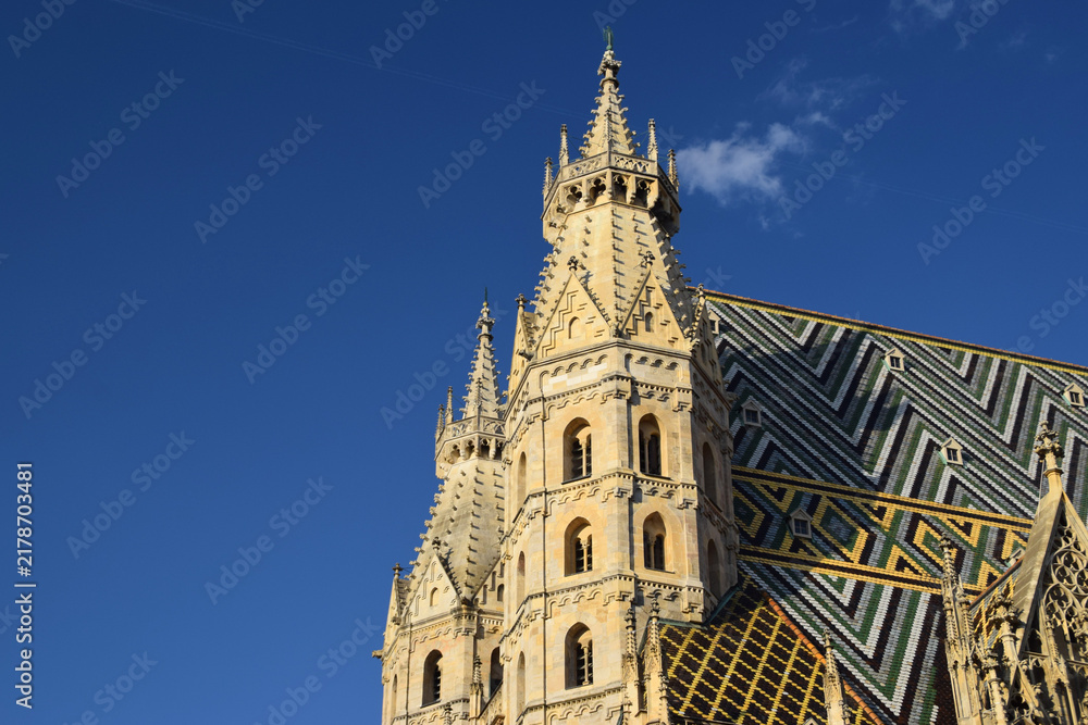 Fototapeta premium Corner tower and ornate patterned roof of St. Stephen's Cathedral in Vienna