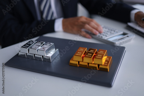 Fotografía Businessman investing in precious metals gold and silver to diversify portfolios hedge against inflation and currency depreciation