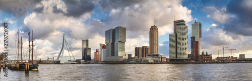 Konstfotografi Cityscape, panorama, banner - view of the moored sailboats on a background of sk