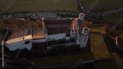 Panoramische Drohnenaufnahme der Willibaldsburg in Eichstaett, Deutschland. Denkmalgeschuetzte Burganlage mit mittelalterlicher Architektur und Aussicht auf Stadt und Natur.