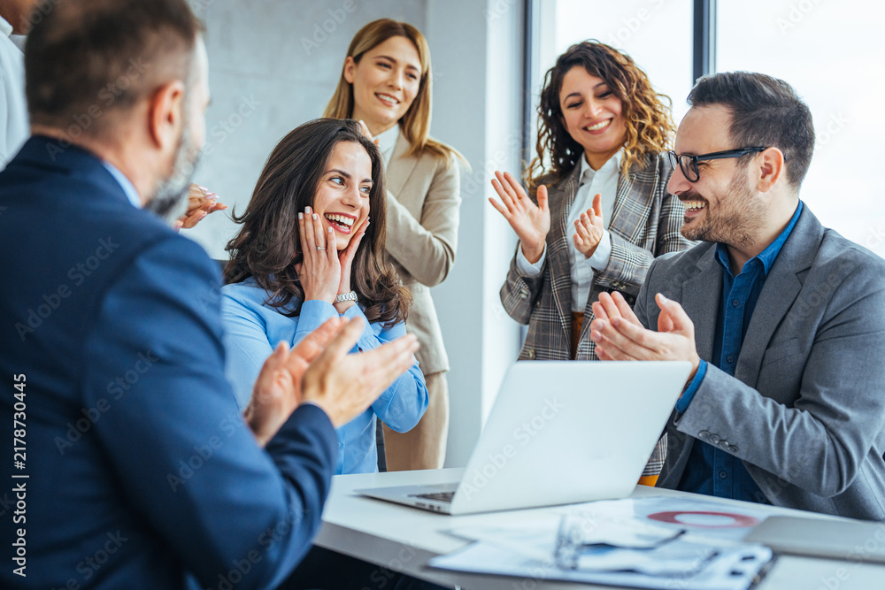 Obraz premium Business Team Celebrates Success in Modern Office Meeting With Smiling Colleagues and Applause
