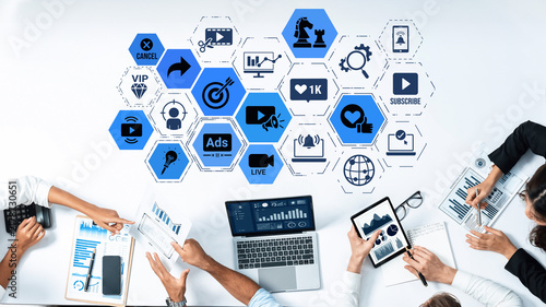 Cuadro en lienzo The concept of video marketing increases online engagement