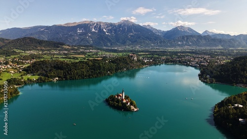 Canvastavla Panorama majestueux sur le lac de Bled, son île et les montagnes des Alpes julie