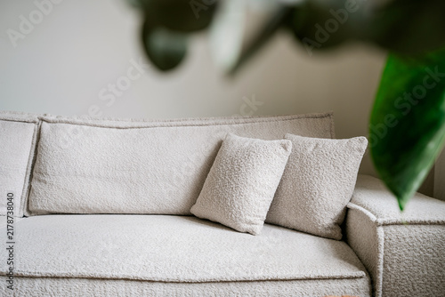 Quadro su tela Modern living room with white couch in a cozy apartment setting