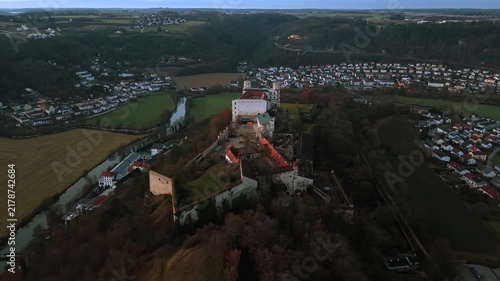 Luftbild der Willibaldsburg in Eichstaett, Deutschland. Historische Burganlage in Oberbayern, ueber dem Altmuehltal gelegen, mit Museen, Aussichtspunkten und erhaltener Architektur.