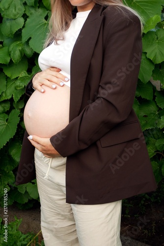 Cuadro en lienzo A young woman holding her bare pregnant belly ,the joy of motherhood