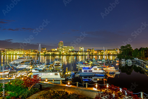 Fotografía View of multiple boats and  houses at Fisherman's Wharf Victoria BC