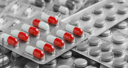 Quadro su tela Medications for treatment. Red capsules in blisters.
