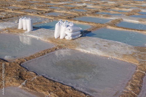 Foto Traditional salt production at Quriyat Salt Pans in Oman showing white mineral s