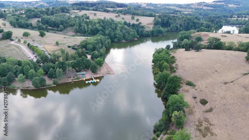 Vidéo aérienne du plan d’eau de Saint-Clément dans l’Allier en Auvergne