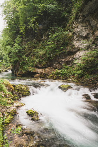 Bild auf Leinwand Stimmungsvolle Aufnahme des Flusslaufs in der Vintgarklamm (Vintgar Gorge) in Slowenien