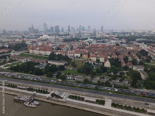 Obraz na plátne Warsaw Old Town with Royal Castle and Vistula River, Modern City Skyline
