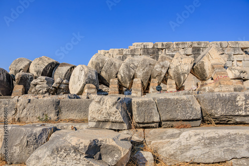 Bild auf Leinwand Ancient ruins of theater stones under clear blue sky