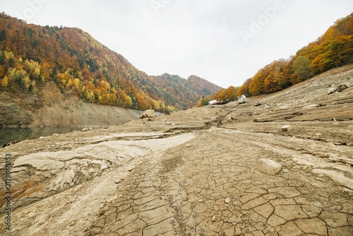 Cuadro en lienzo Drought reveals cracked earth around Vidraru Dam highlighting the effects of hyd