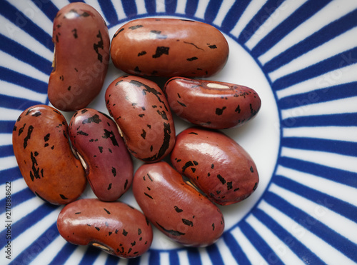 Canvastavla Close-up of colorful fire bean seeds with distinctive red and white patterns, showing the natural texture and unique markings of the dried seeds