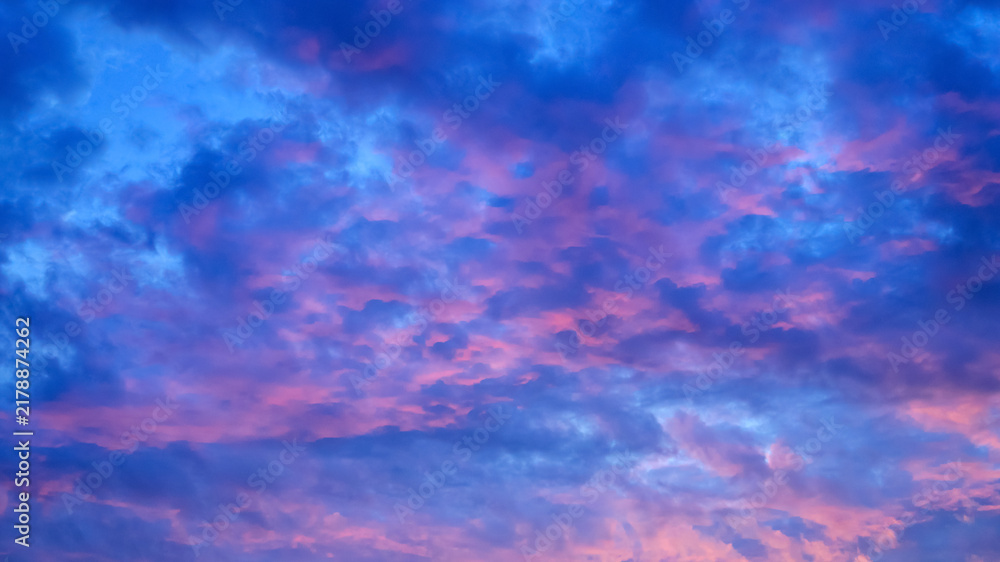 Obraz premium colorful purple and blue clouds in the evening sky at sunset