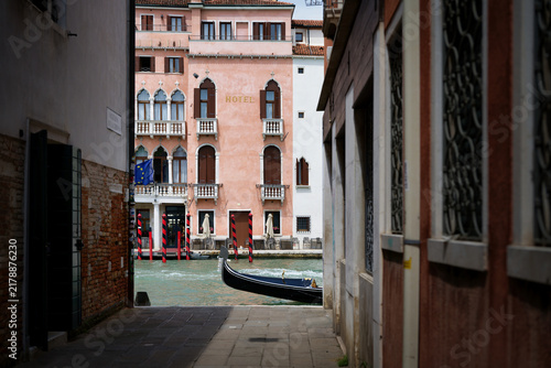 Canvastavla Romantic framed view from a Venetian alley onto the Grand Canal featuring a pass