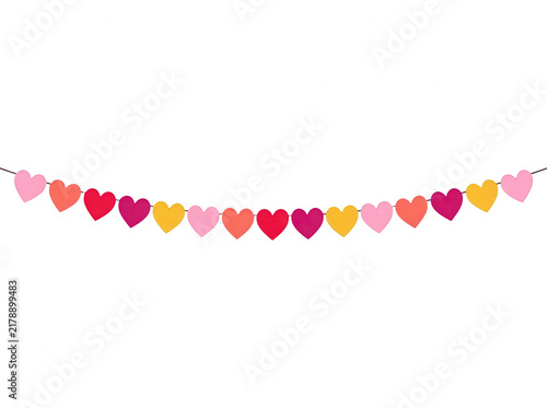 Eine bunte Girlande aus filzartigen Herzen in verschiedenen Rot-, Rosa- und Gelbtönen, die an einer dünnen Schnur aufgereiht sind und vor einem rein weißen Hintergrund für Dekorationen hängen.
