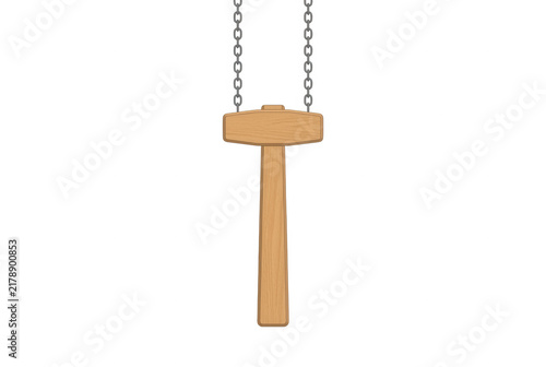 Ein hölzerner Hammer, der an zwei silbernen Metallketten vor einem sauberen, weißen Hintergrund hängt und ein minimalistisches Symbol für Handwerk, Bauwesen und handwerkliche Arbeit darstellt.