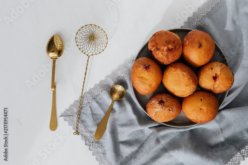 Foto Homemade traditional Spanish bunuelo, fried dough balls