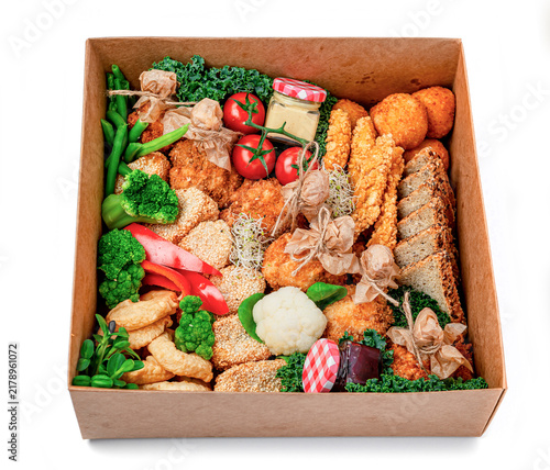 фотографія Food box with various fried items and vegetables for a meal