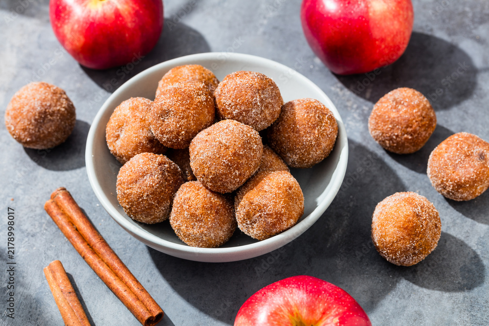 Obraz premium Homemade Autumn Apple Cider Donut Holes