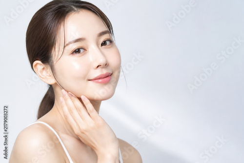 Obraz na płótnie スキンケアをする笑顔の美しい日本人女性
