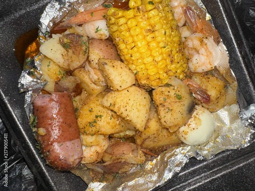 Fotografía Cajun Style Seafood Boil Foil Packet with Shrimp Sausage Corn and Potatoes
