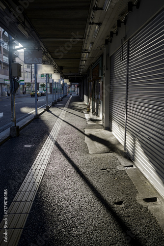 大阪府豊中市・服部天神駅、駅前の商店街の早朝の風景