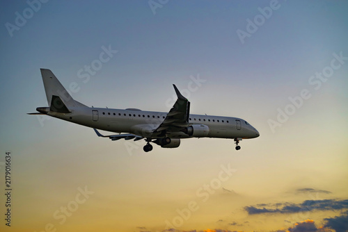 夕暮れの飛行機