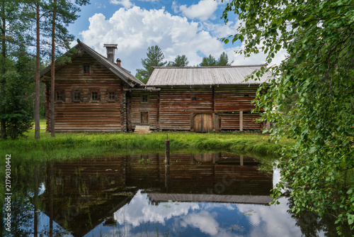 Canvastavla The estate of a wealthy peasant and the barn in the Kargopol‑Onega sector of the