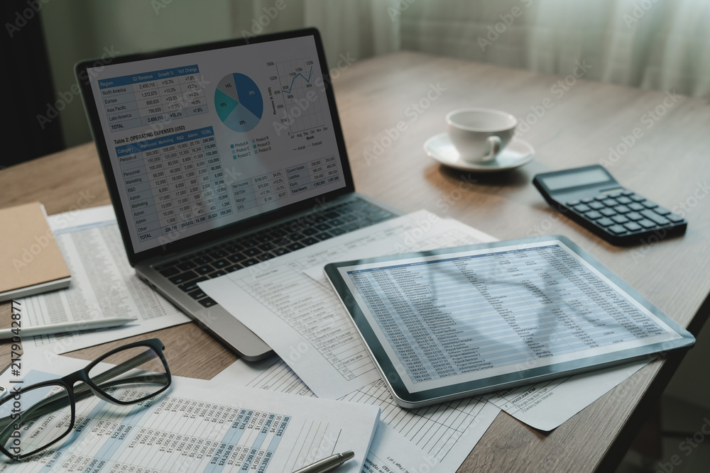 Obraz premium Spreadsheet Accountant billing laptop dashboard, printed documents, calculator, eyeglasses on desk, supporting accounting review, financial analysis, billing report workflow.