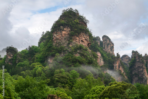 Foto Sandstone pillars at the  Huangshizhai area in Zhangjiajie National Forest Park