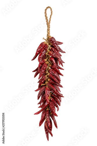 Cuadro en lienzo Vibrant red dried chili pepper ristra hangs vertically, showcasing its rustic te