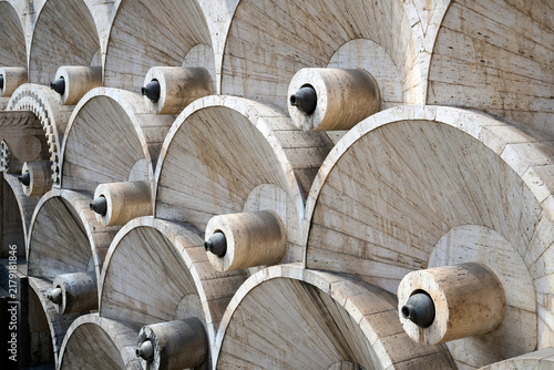 Cuadro en lienzo Close-up a fragment of a decorative fountain with semicircular stone elements shaped like fans and shells