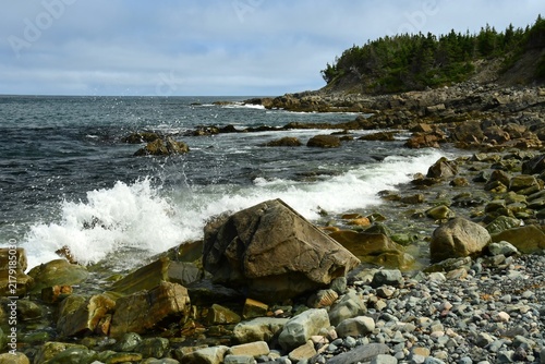 Quadro su tela hiking the rocky shoreline of witless bay from gallows road along the irish loop