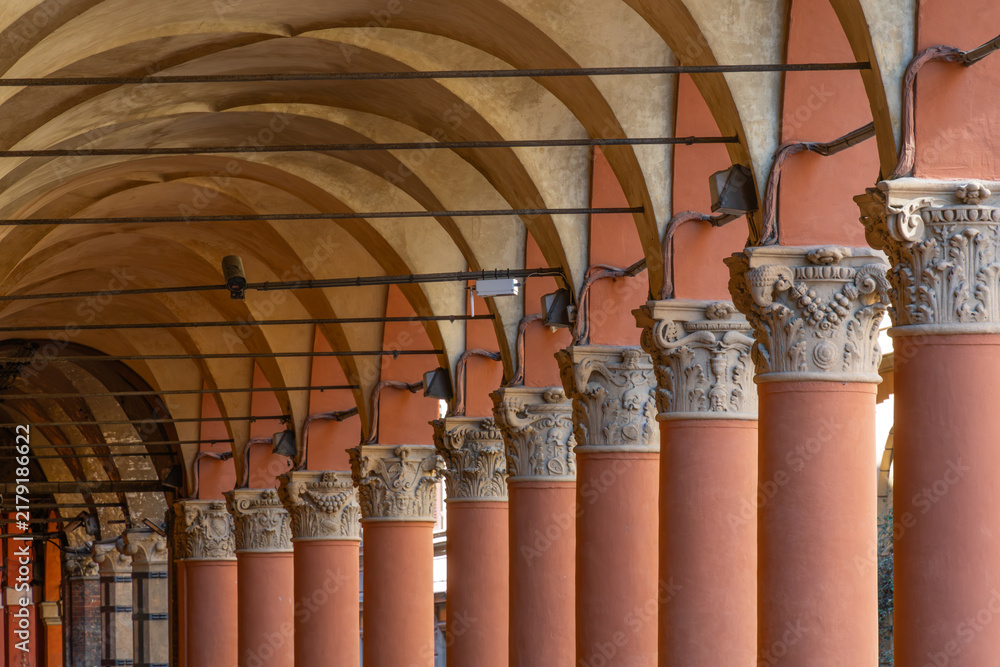 Obraz premium Arches and columns of a historic portico in Bologna