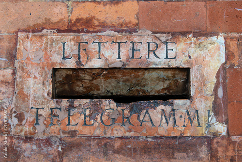 Canvastavla An antique Italian letterbox for letters and telegrams