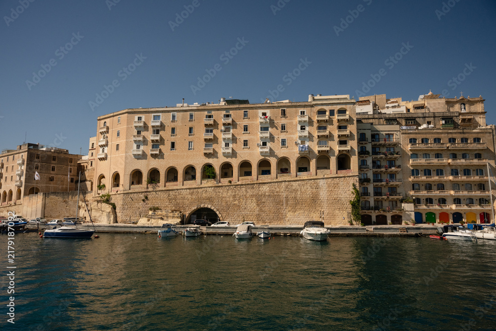 Obraz premium Historic limestone buildings on the Malta harbor waterfront