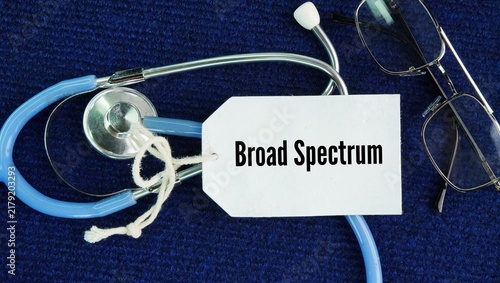 Foto Glasses, a stethoscope and a paper tag with the word Broad Spectrum