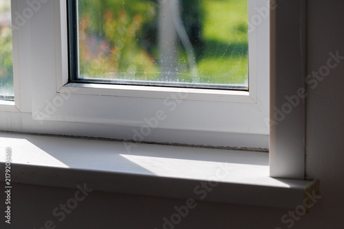 Foto Sunlight casts soft shadow on white window sill