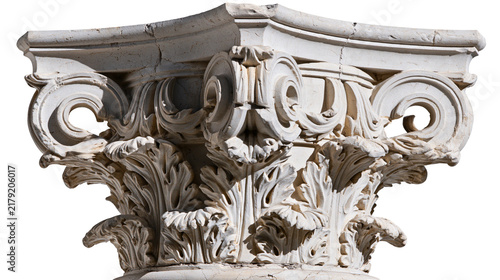 Canvastavla Ornate white stone Corinthian column capital with acanthus leaves, isolated on t