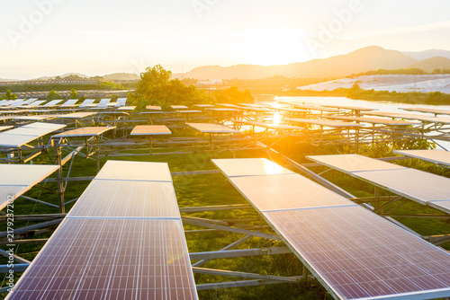 Foto rows of solar panels in a farm at sunset