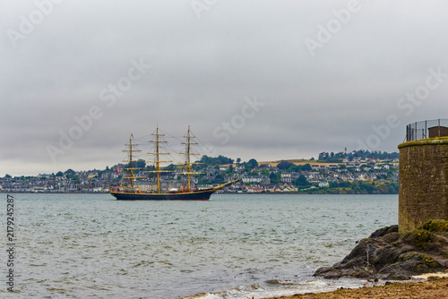 Foto The Danish Tall Ship Georg Stage, sailing past Broughty Castle on its arrival at the Port of Dundee in late August 2026