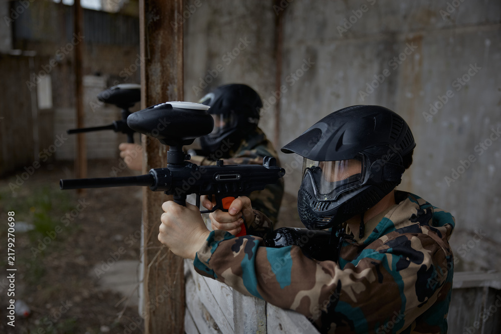 Obraz premium Group of soldiers take defensive positions during tactical weapon training