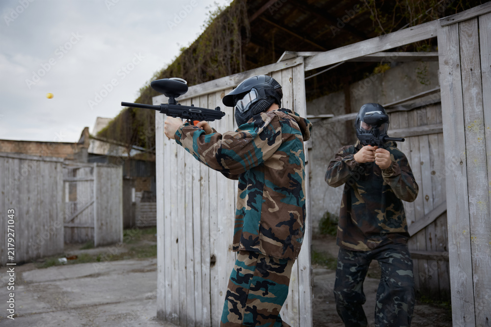Obraz premium Group of soldiers preparing for the attack together, while aiming, using their weapons