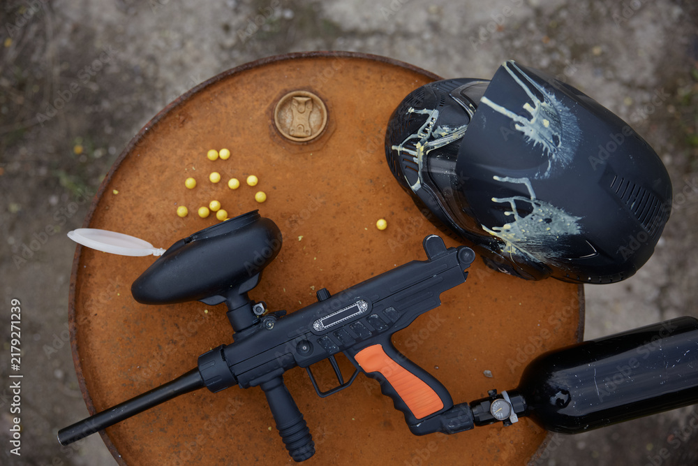Obraz premium A composition of a military helmet, a weapon and a pistol magazine on a barrel