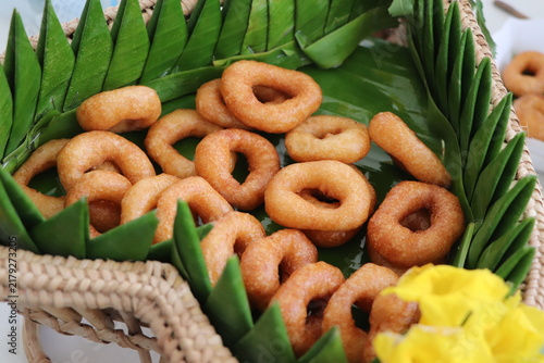 Фотография Fresh Bread in a Basket on Green Grass, Rustic Bakery Food and Delicious Homemad