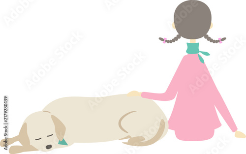 寝ている犬の隣に座っている女の子