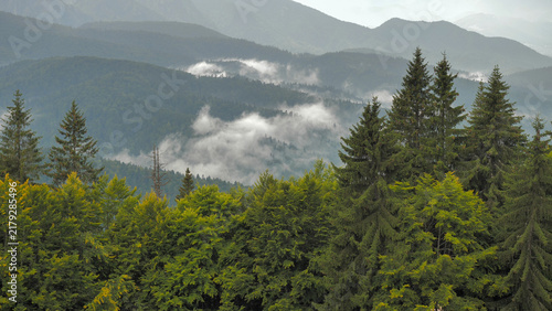 Foto Splendid landmark, white clouds, high peaks and green forest